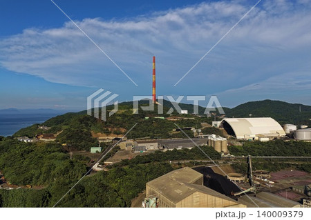 大分県佐賀関の製錬工場と大煙突を捉えた空撮写真 140009379