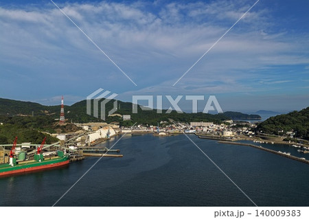 大分県佐賀関の港湾・水道を俯瞰した空撮写真 140009383