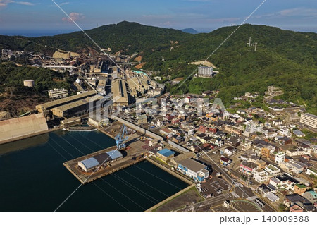 大分県佐賀関の工場と港湾町を俯瞰した空撮写真 大分県佐賀関の工場と港湾町を俯瞰した空撮写真 140009388
