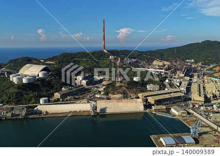 大分県佐賀関の工業地帯と港湾を俯瞰した空撮写真 140009389