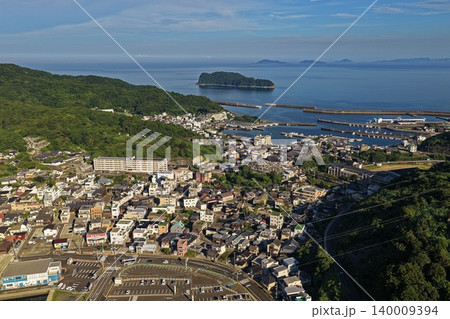 大分県佐賀関の港町と漁港を俯瞰した空撮写真 140009394