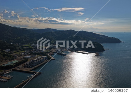 大分県佐賀関の港町と海岸線を望む空撮写真 大分県佐賀関の港町と海岸線を望む空撮写真 140009397