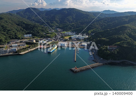 大分県佐賀関港とフェリーを俯瞰した空撮写真 大分県佐賀関港とフェリーを俯瞰した空撮写真 140009400