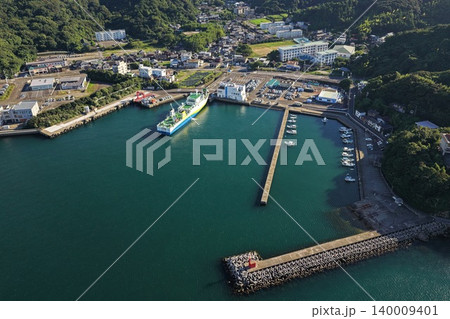 大分県佐賀関の旅客フェリー港と漁港を俯瞰した空撮写真 大分県佐賀関の旅客フェリー港と漁港を俯瞰した空撮写真 140009401