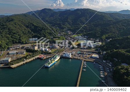 大分県佐賀関港のフェリーと港町を俯瞰した空撮写真 140009402