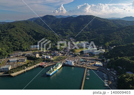 大分県佐賀関港のフェリーと港町を捉えた空撮写真 140009403