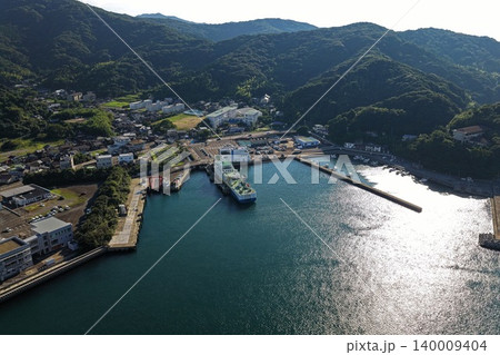 大分県佐賀関港にフェリーが停泊する漁港と町並みを俯瞰した空撮写真 140009404