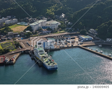 大分県佐賀関のフェリーターミナルと港を捉えた空撮写真 140009405