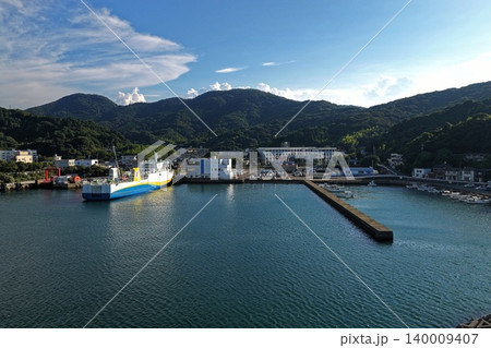 大分県佐賀関の港とフェリーを捉えた空撮写真 140009407