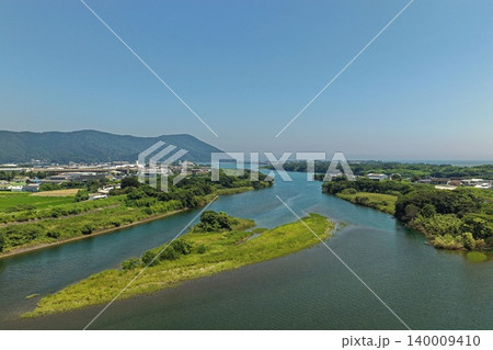 宮崎県延岡市の河川デルタと緑の中洲を捉えた空撮写真 宮崎県延岡市の河川デルタと緑の中洲を捉えた空撮写真 140009410