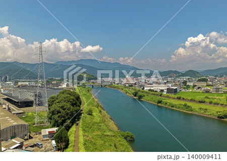 宮崎県延岡市・五ヶ瀬川と市街地を望む空撮写真 宮崎県延岡市・五ヶ瀬川と市街地を望む空撮写真 140009411