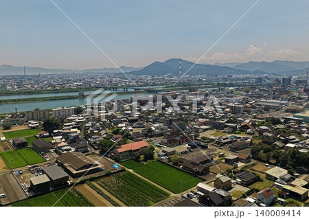 宮崎県延岡市街地と五ヶ瀬川を俯瞰した空撮写真 140009414