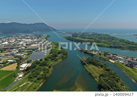 宮崎県延岡市の五ヶ瀬川河口と市街地を俯瞰した空撮写真 140009427