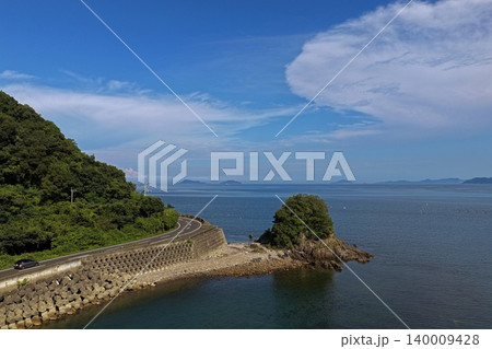 大分県臼杵市の海岸沿い道路と島を俯瞰した空撮写真 大分県臼杵市の海岸沿い道路と島を俯瞰した空撮写真 140009428