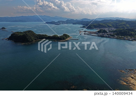 大分県臼杵市の離島と漁港を望む空撮写真 大分県臼杵市の離島と漁港を望む空撮写真 140009434