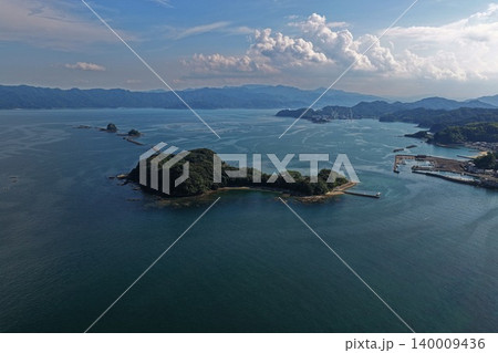 大分県臼杵市の黒島と臼杵湾を俯瞰した空撮写真 大分県臼杵市の黒島と臼杵湾を俯瞰した空撮写真 140009436