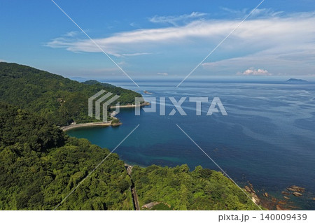 大分県臼杵市佐志生海岸の湾と防波堤を捉えた空撮写真 大分県臼杵市佐志生海岸の湾と防波堤を捉えた空撮写真 140009439