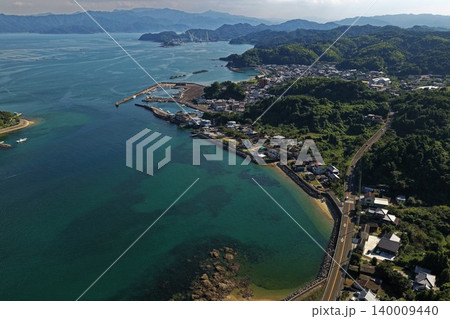 大分県臼杵市佐志生の漁村と漁港を俯瞰した空撮写真 大分県臼杵市佐志生の漁村と漁港を俯瞰した空撮写真 140009440