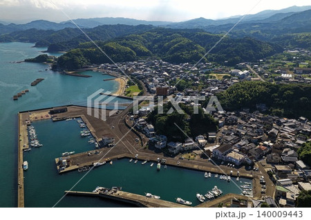 大分県臼杵市佐志生の漁港と海岸集落を俯瞰した空撮写真 大分県臼杵市佐志生の漁港と海岸集落を俯瞰した空撮写真 140009443