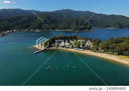 大分県臼杵市黒島と砂浜を俯瞰した空撮写真 140009460