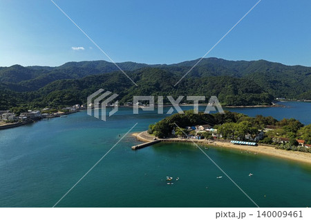 大分県臼杵市黒島と砂浜を俯瞰した空撮写真 大分県臼杵市黒島と砂浜を俯瞰した空撮写真 140009461