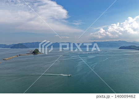 大分県臼杵市佐志生沖の瀬戸内海・カキ養殖筏と小島を望む空撮写真 大分県臼杵市佐志生沖の瀬戸内海・カキ養殖筏と小島を望む空撮写真 140009462
