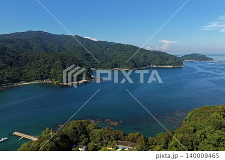 大分県臼杵市の湾と緑の山々を捉えた空撮写真 大分県臼杵市の湾と緑の山々を捉えた空撮写真 140009465
