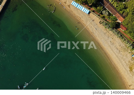 大分県臼杵市の砂浜と透明な海を俯瞰した空撮写真 大分県臼杵市の砂浜と透明な海を俯瞰した空撮写真 140009466