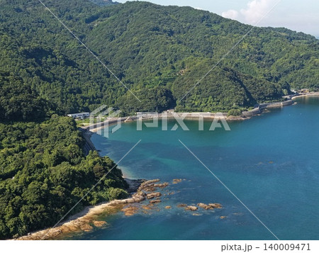 大分県臼杵市の入り江と海岸堤防を俯瞰した空撮写真 大分県臼杵市の入り江と海岸堤防を俯瞰した空撮写真 140009471