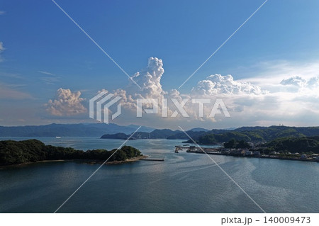 大分県臼杵市の入り江と島々を望む空撮写真 140009473