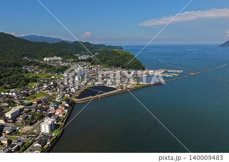 大分県臼杵市の海岸沿い漁村と港湾を俯瞰した空撮写真 大分県臼杵市の海岸沿い漁村と港湾を俯瞰した空撮写真 140009483