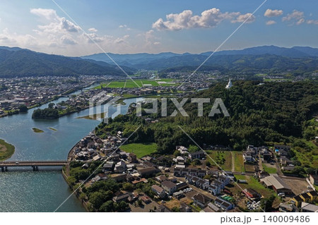 大分県臼杵市の市街地と川の蛇行を捉えた空撮写真 大分県臼杵市の市街地と川の蛇行を捉えた空撮写真 140009486