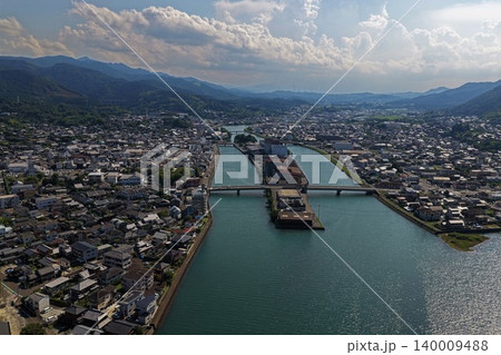 大分県臼杵市の市街地と川・橋を俯瞰した空撮写真 大分県臼杵市の市街地と川・橋を俯瞰した空撮写真 140009488