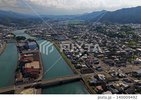 大分県臼杵市の市街地と川を俯瞰した空撮写真 140009492