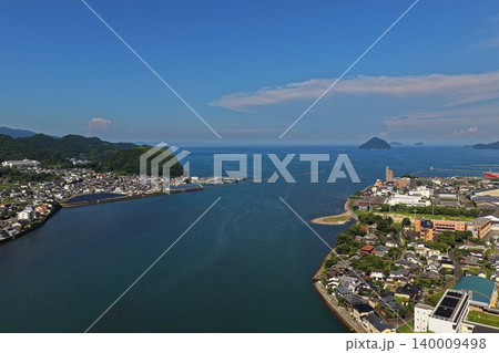 大分県臼杵市の水路と海岸線を望む空撮写真 140009498