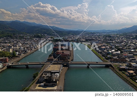 大分県臼杵市の河川と市街地を俯瞰した空撮写真 140009501