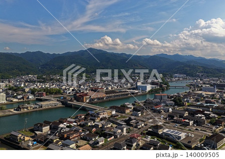 大分県臼杵市の市街地と川を俯瞰した空撮写真 大分県臼杵市の市街地と川を俯瞰した空撮写真 140009505