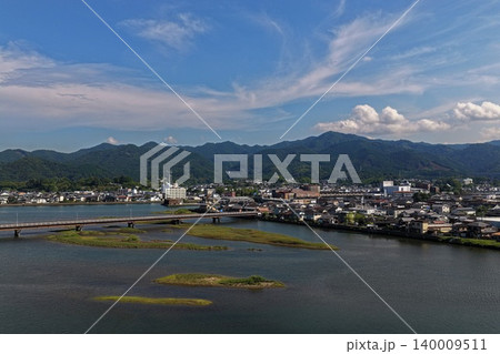 大分県臼杵市の市街地と川の緑の中洲を捉えた空撮写真 大分県臼杵市の市街地と川の緑の中洲を捉えた空撮写真 140009511