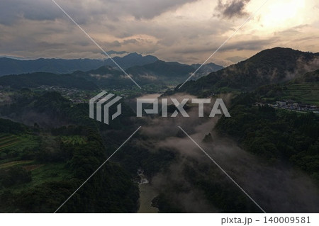 熊本県日之影町の霧立ち込める山間渓谷を俯瞰した空撮写真 熊本県日之影町の霧立ち込める山間渓谷を俯瞰した空撮写真 140009581