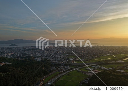 長崎県大村市と大村湾を夕暮れ時に俯瞰した空撮写真 長崎県大村市と大村湾を夕暮れ時に俯瞰した空撮写真 140009594