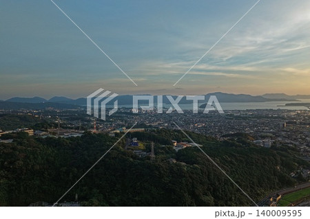 長崎県大村市と大村湾を夕暮れ時に俯瞰した空撮写真 長崎県大村市と大村湾を夕暮れ時に俯瞰した空撮写真 140009595
