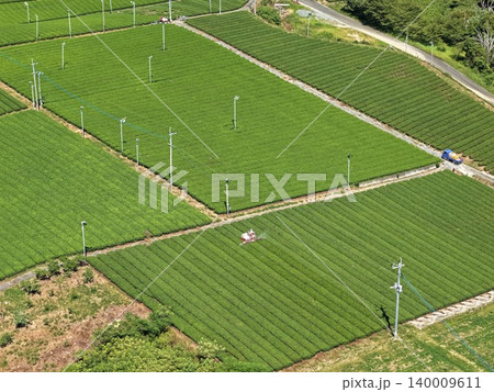 福岡県八女市の茶畑と防除作業機を俯瞰した空撮写真 福岡県八女市の茶畑と防除作業機を俯瞰した空撮写真 140009611