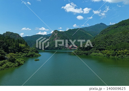 福岡県八女市・日向神ダム湖と緑の山々を望む空撮写真 福岡県八女市・日向神ダム湖と緑の山々を望む空撮写真 140009625