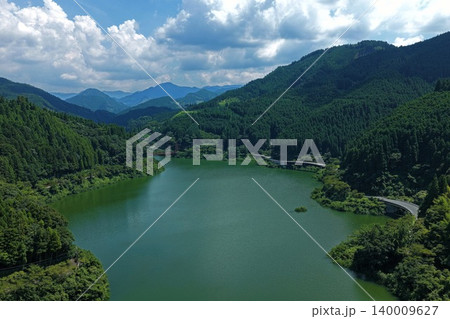福岡県八女市黒木町・日向神ダム湖と緑の山々を俯瞰した空撮写真 140009627