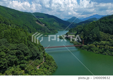 福岡県八女市・日向神ダム湖と吊り橋を俯瞰した空撮写真 福岡県八女市・日向神ダム湖と吊り橋を俯瞰した空撮写真 140009632