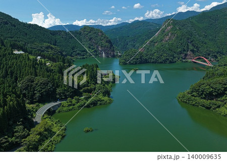 福岡県八女市・日向神ダムと赤いアーチ橋を俯瞰した空撮写真 140009635