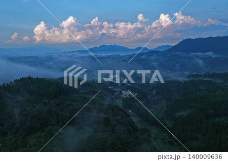熊本県山都町付近の霧に包まれた山間集落を捉えた夕方の空撮写真 熊本県山都町付近の霧に包まれた山間集落を捉えた夕方の空撮写真 140009636