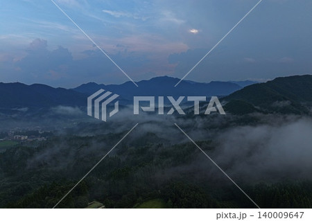 熊本県山都町付近の山間霧景観を捉えた夕暮れの空撮写真 熊本県山都町付近の山間霧景観を捉えた夕暮れの空撮写真 140009647