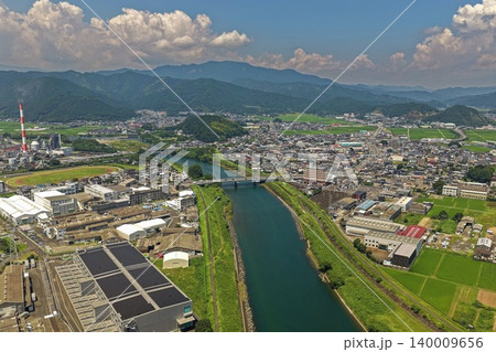 宮崎県延岡市の市街地・河川・工業地帯を捉えた空撮写真 140009656