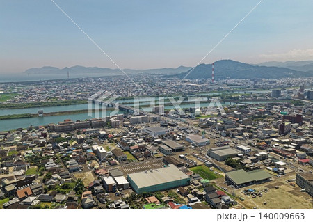 宮崎県延岡市街地と五ヶ瀬川を俯瞰した空撮写真 140009663